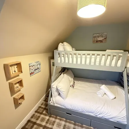 Dom wakacyjny Our House - Part Of The The Bay Village With Pool, Gym And Direct Access, Pub, Restaurant, Tennis And Meadows Walks *