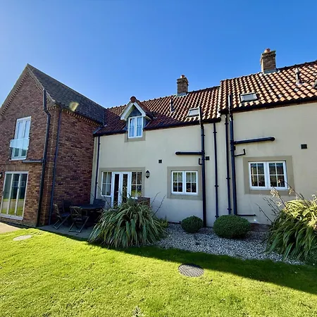 Dom wakacyjny Our House - Part Of The The Bay Village With Pool, Gym And Direct Access, Pub, Restaurant, Tennis And Meadows Walks