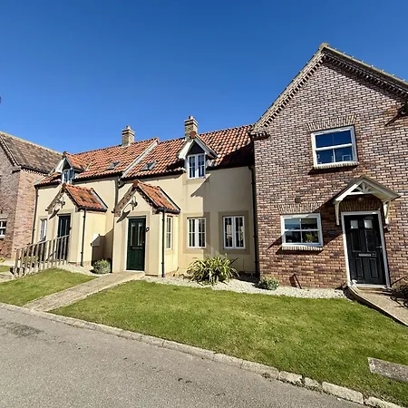 Our House - Part Of The The Bay Village With Pool, Gym And Direct Access, Pub, Restaurant, Tennis And Meadows Walks *