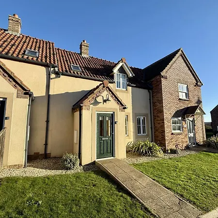 Our House - Part Of The The Bay Village With Pool, Gym And Direct Access, Pub, Restaurant, Tennis And Meadows Walks Dom wakacyjny *