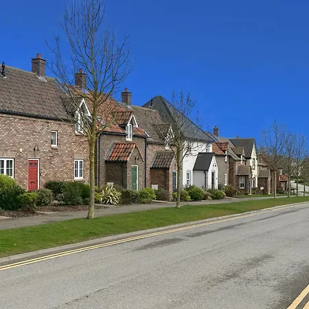 Our House - Part Of The The Bay Village With Pool, Gym And Direct Access, Pub, Restaurant, Tennis And Meadows Walks 펜션 파일리