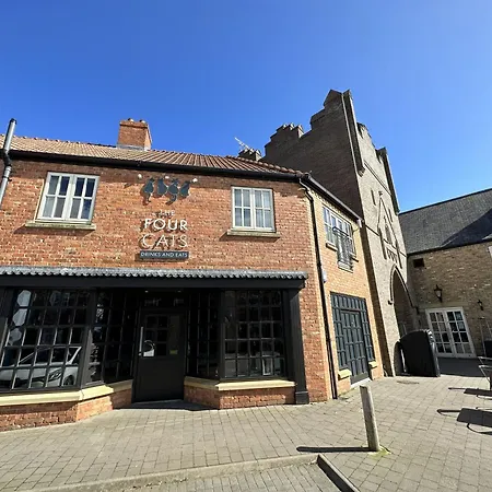 Our House - Part Of The The Bay Village With Pool, Gym And Direct Access, Pub, Restaurant, Tennis And Meadows Walks *