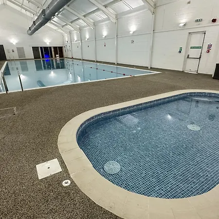 Our House - Part Of The The Bay Village With Pool, Gym And Direct Access, Pub, Restaurant, Tennis And Meadows Walks 펜션