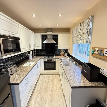 Our House - Part Of The The Bay Village With Pool, Gym And Direct Access, Pub, Restaurant, Tennis And Meadows Walks 펜션 *