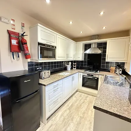 Our House - Part Of The The Bay Village With Pool, Gym And Direct Access, Pub, Restaurant, Tennis And Meadows Walks 펜션