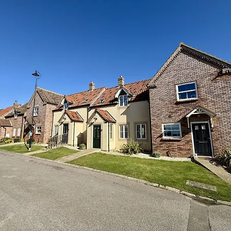 Our House - Part Of The The Bay Village With Pool, Gym And Direct Access, Pub, Restaurant, Tennis And Meadows Walks * Filey