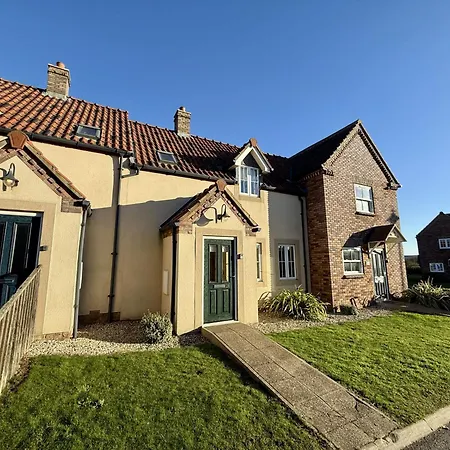 Our House - Part Of The The Bay Village With Pool, Gym And Direct Access, Pub, Restaurant, Tennis And Meadows Walks * Filey
