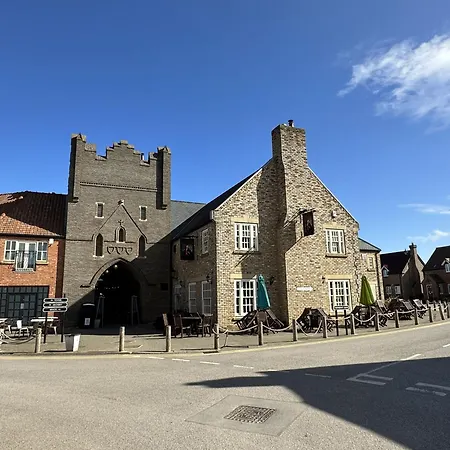 Our House - Part Of The The Bay Village With Pool, Gym And Direct Access, Pub, Restaurant, Tennis And Meadows Walks * Filey