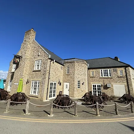 Our House - Part Of The The Bay Village With Pool, Gym And Direct Access, Pub, Restaurant, Tennis And Meadows Walks Hébergement de vacances *